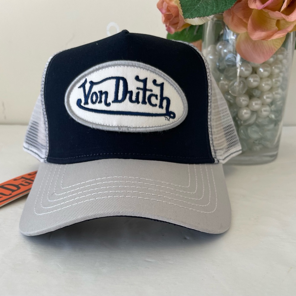 NWT Von Dutch logo hat .